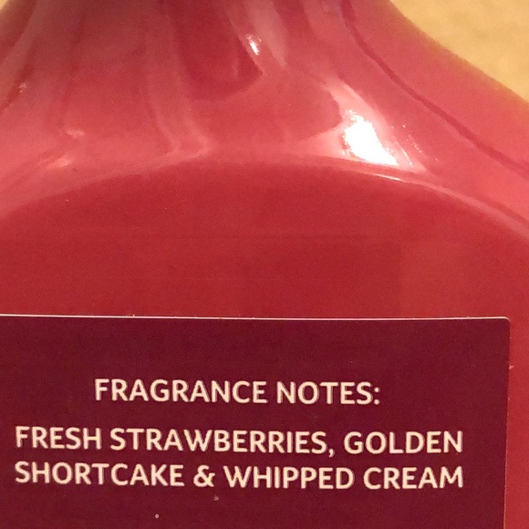 NWT Bath & Body Works Strawberry Pound Cake Cleansing Gel Hand Soap. 8 oz. - Picture 3 of 5